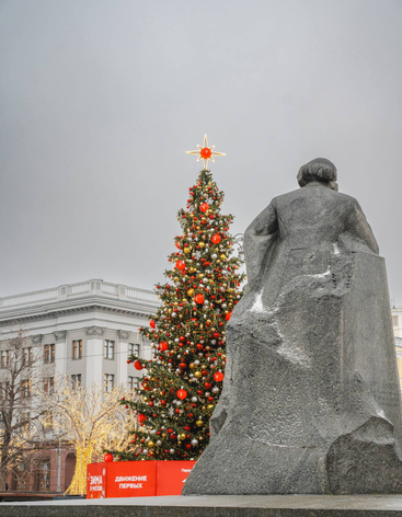 Сквер между памятником Марксу и Фонтаном Витали (вид на Большой театр)