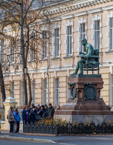 Памятник Н.И. Пирогову и Факультетские клиники
