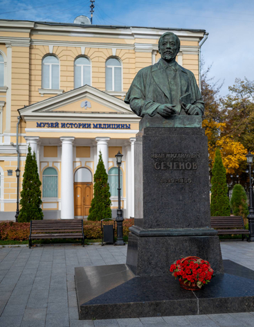 Памятник И.М. Сеченову и здание музея Истории медицины