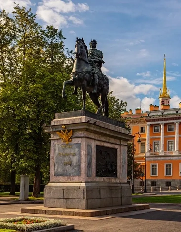 Памятнику Петру I у Михайловского замка
