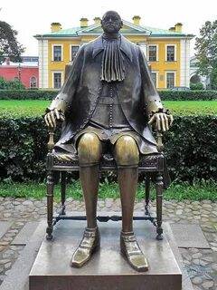 Памятник Петру 1 и зайцы в крепости