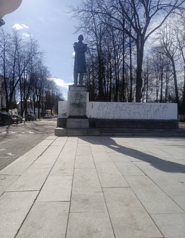 Памятник Некрасову