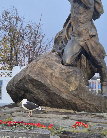 Памятник Анатолию Бредову