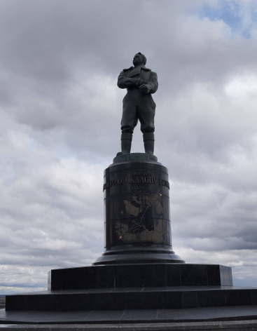 Памятник Валерию Чкалову на площади Минина и Пожарского