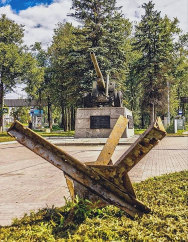 Памятник в виде 152-мм пушки -гаубицы