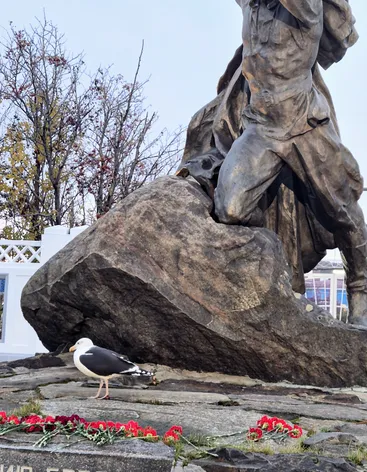 Памятник Анатолию Бредову