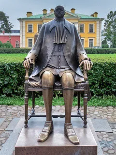Памятник Петру 1 и зайцы в крепости