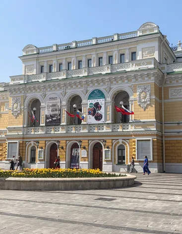 Театральная площадь