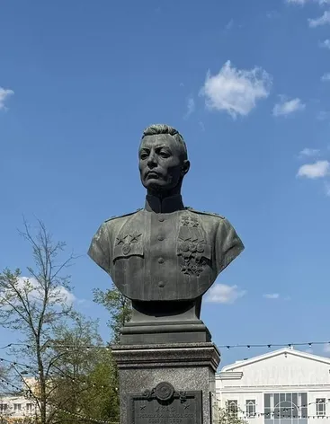Памятник дважды Герою Советского Союза В. С. Петрову
