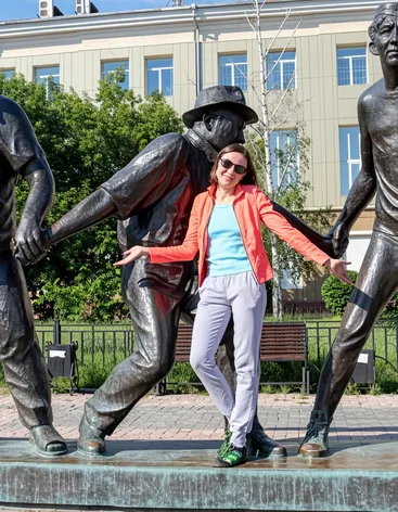 Цирк и памятник Гайдаю