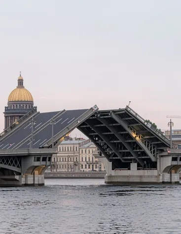 Развод Дворцового и Троицкого мостов