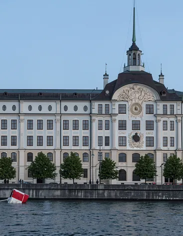Нева, вид на крейсер «Аврора» и Петропавловскую крепость