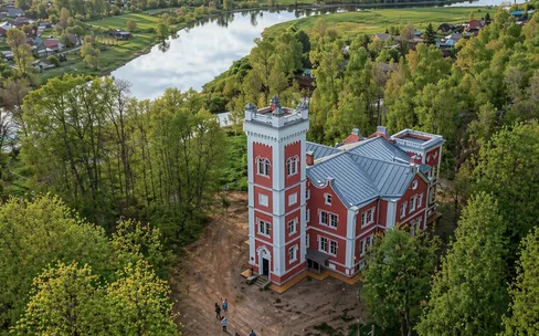 Боровичи и Гверстянка: купеческий размах и готический замок