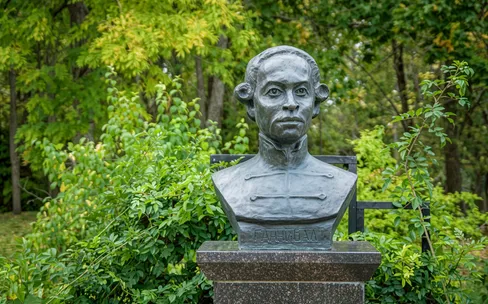 Пушкинские горы: усадьбы «Петровское­», «Михайловское» и город Остров
