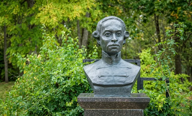 Пушкинские горы: усадьбы «Петровское­», «Михайловское» и город Остров