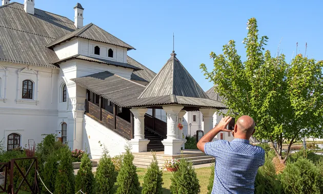 Остров-град Свияжск, Раифский монастырь и Храм всех религий