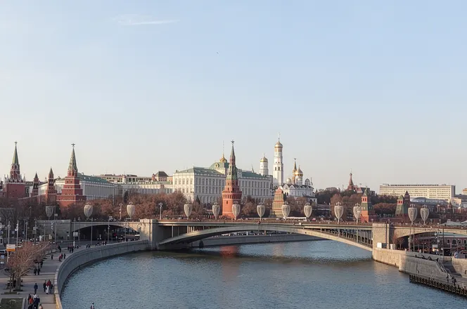 Москва, отражённая в воде: с набережных на Патриарший мост