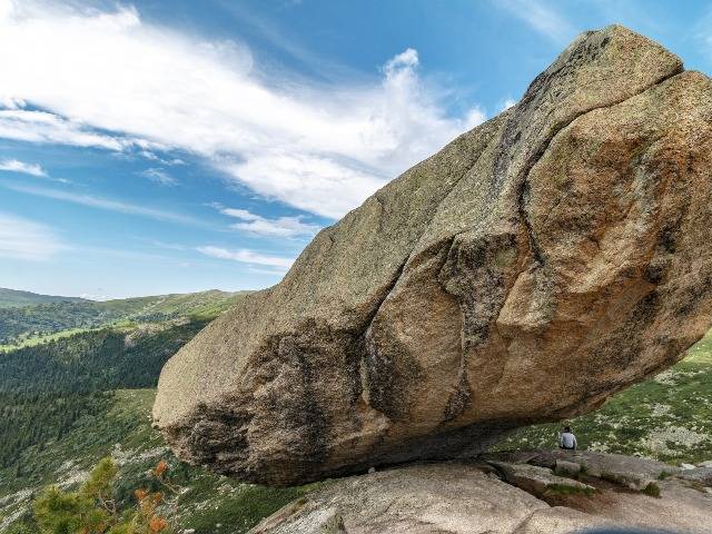 Обложка места Скала Висячий камень