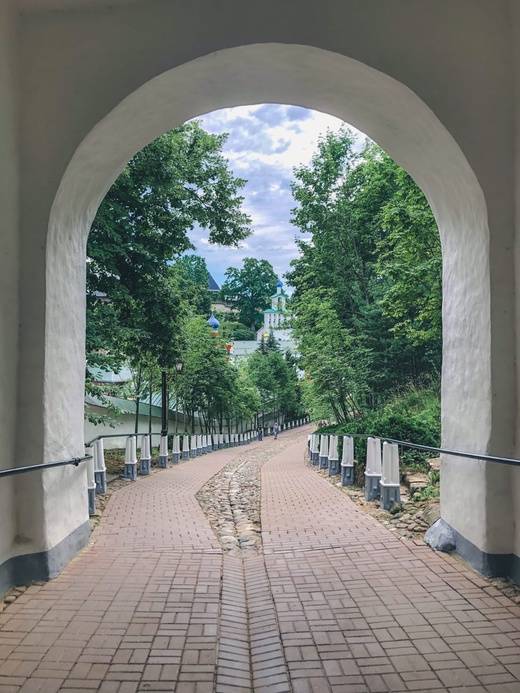 Знаменитые пригороды Пскова: Изборск и Печоры