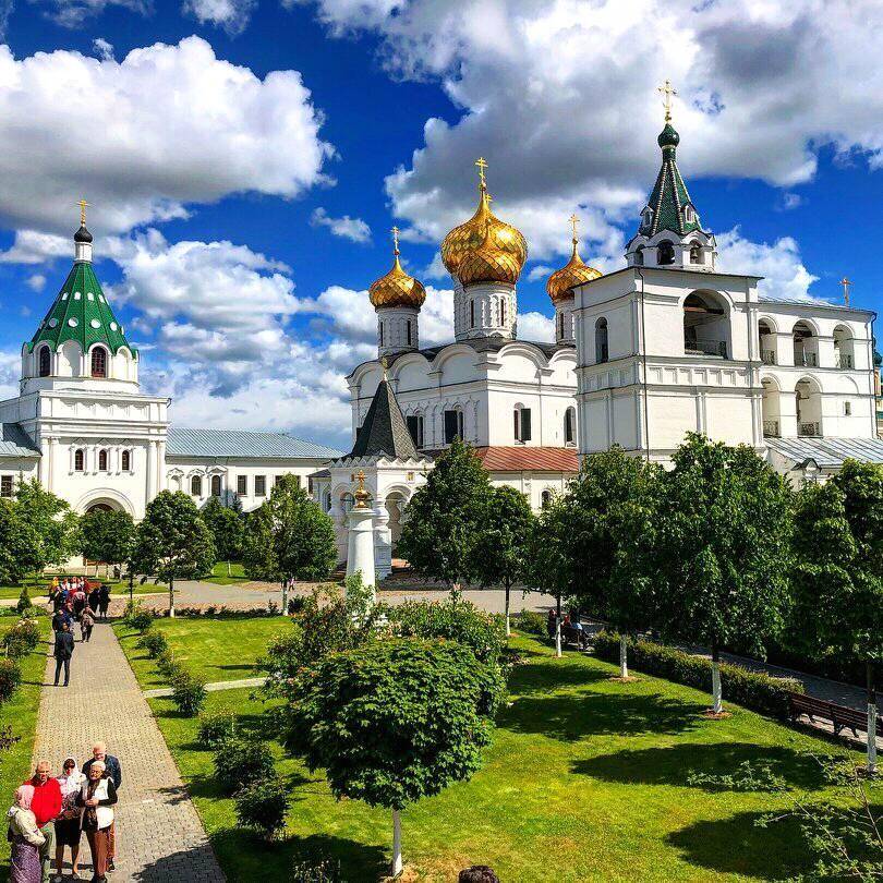 Ипатьевский монастырь: о царском доме Романовых и не только