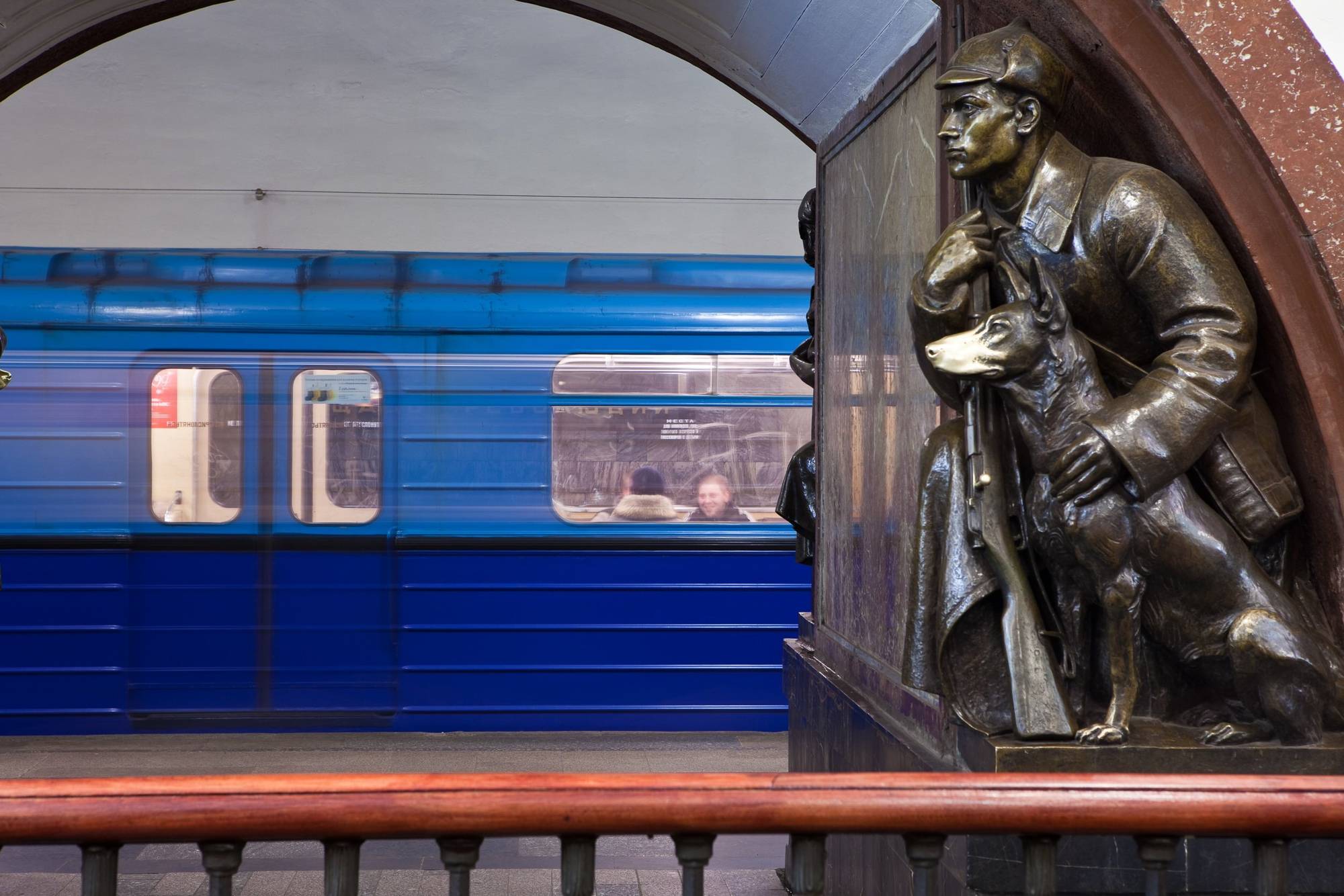 Обложка места Станция метро «Площадь Революции»