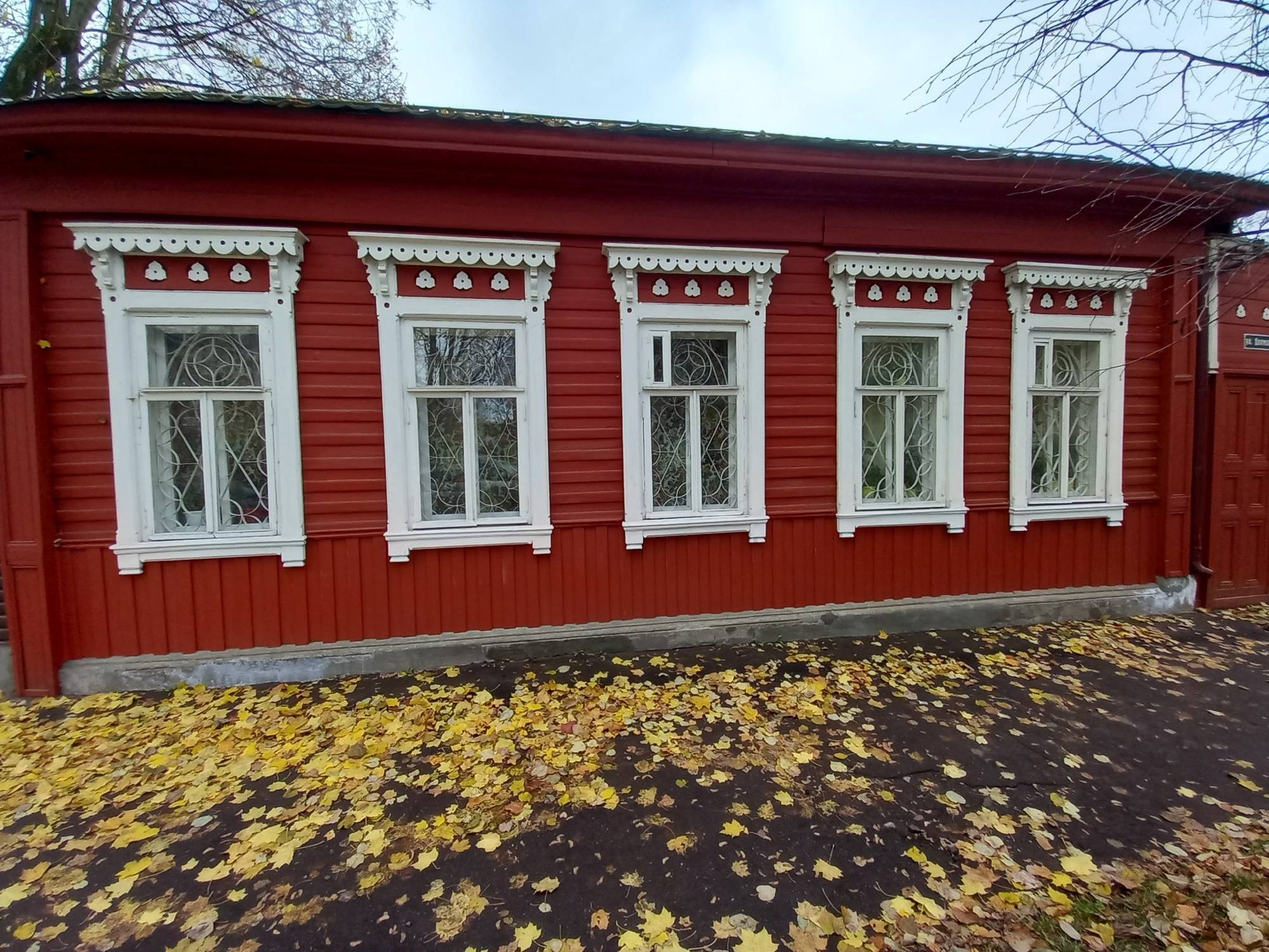 Загляни за наличник