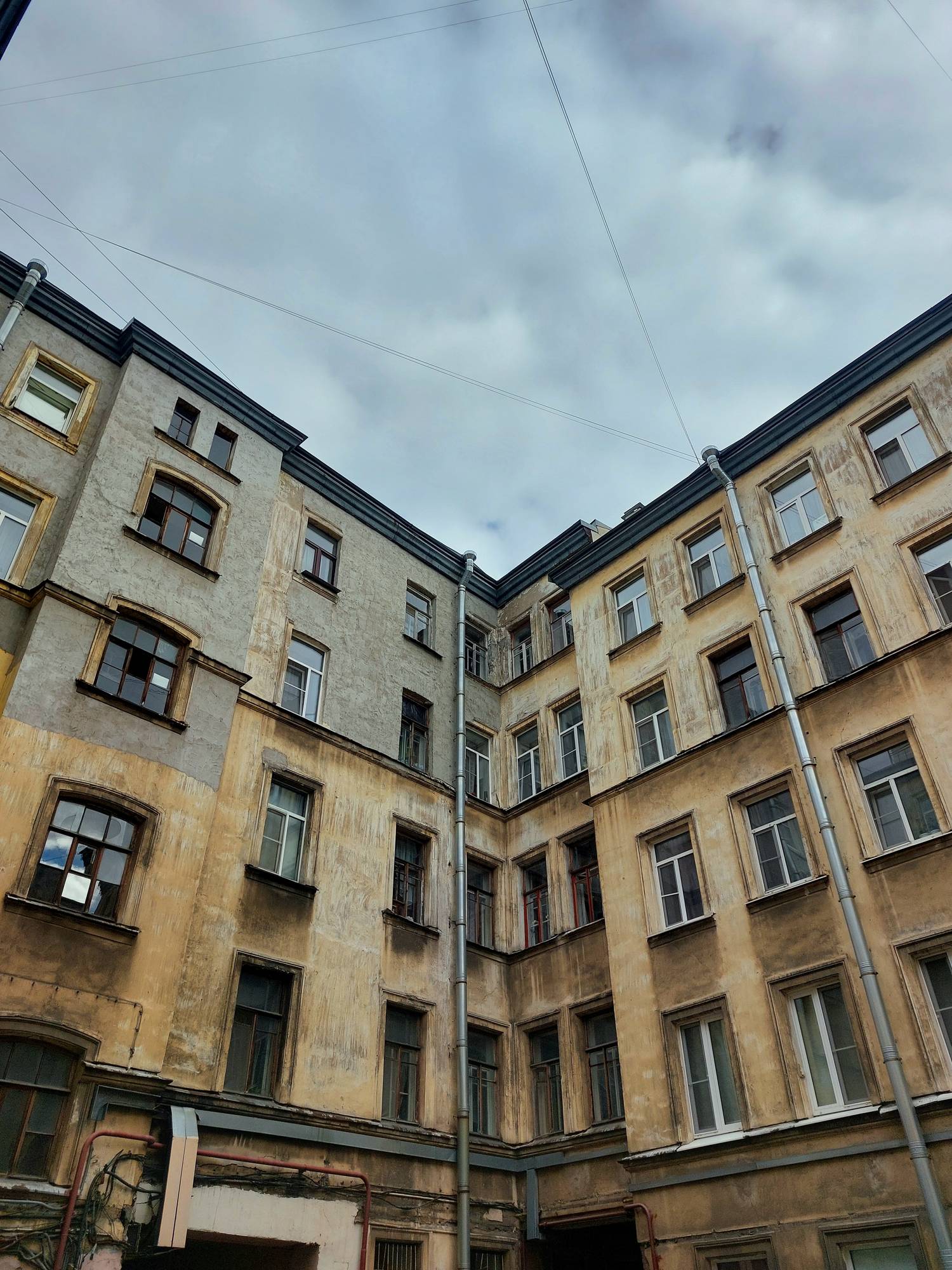 Анатомия Петербурга: дворы и парадные