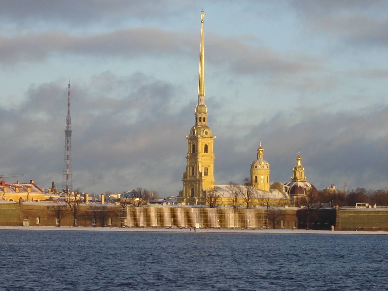 От шпилей до подземелий: обзорная экскурсия и тайны Петропавловки