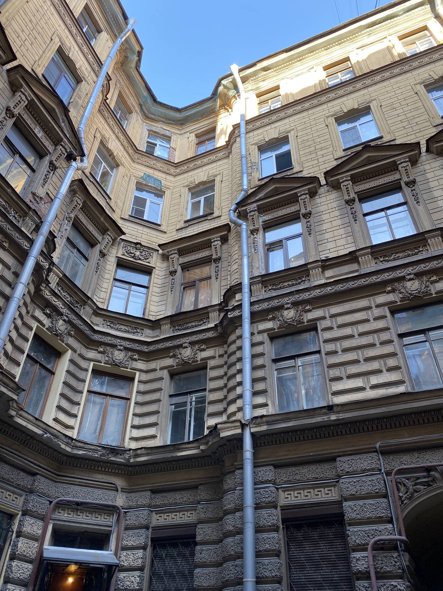 За парадным фасадом: тайны петербургских дворов