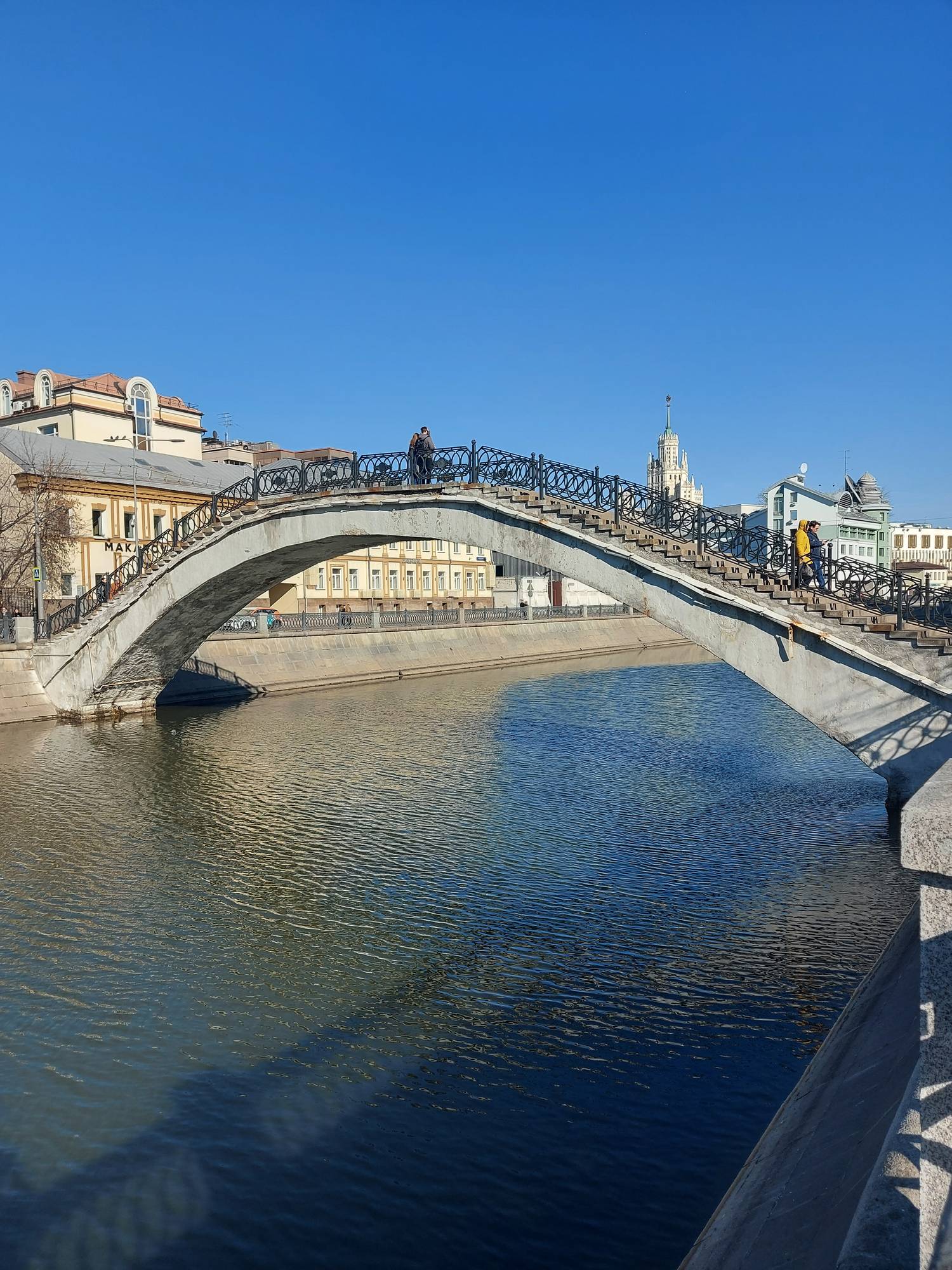 Москва, отражённая в воде: с набережных на Патриарший мост