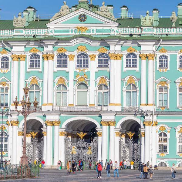 Пешеходная экскурсия «Семейные тайны дома Романовых» + кладовая Эрмитажа