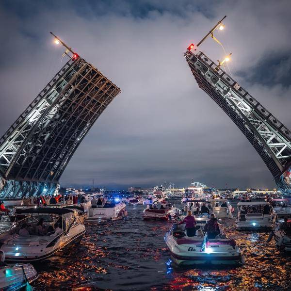 Ночная экскурсия по городу с теплоходной прогулкой по Неве: разводные мосты