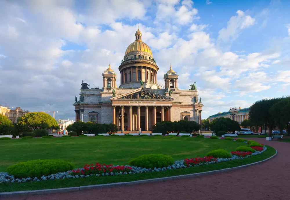 Петербруг — популярное направление для поездок на майские праздники. Фото: @bearfotos, freepik.com