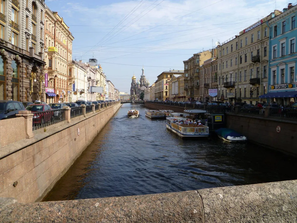 Речные трамвайчики в Петербурге во время майских праздников