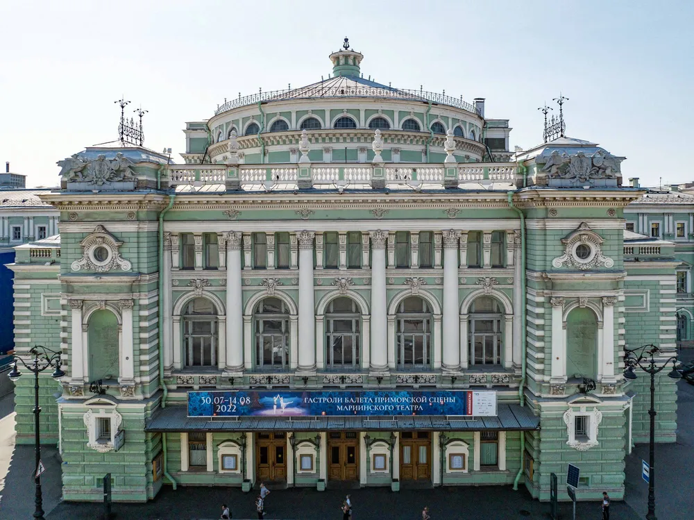 Вид на Мариинский театр в Петербурге