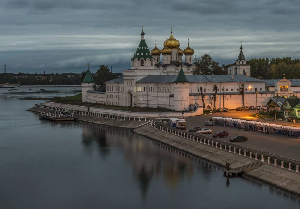 Вечерний вид на Свято-Троицкий Ипатьевский монастырь в Костроме
