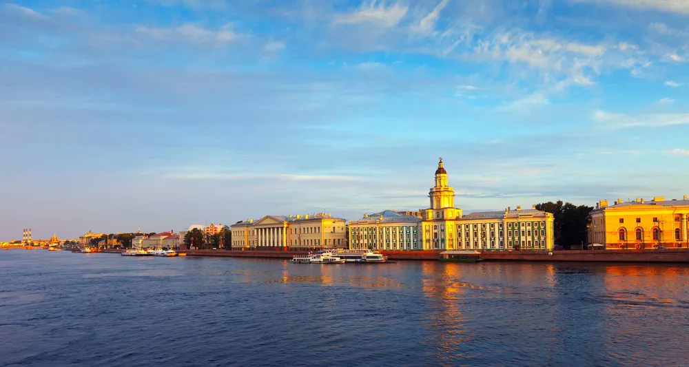 Петербургские белые ночи — бесконечный закат, плавно перетекающий в рассвет. Фото: @bearfotos, freepik.com