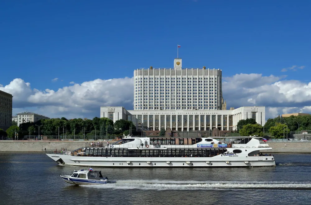 Прогулочный речной трамвай на Москве-реке у Дома Правительства