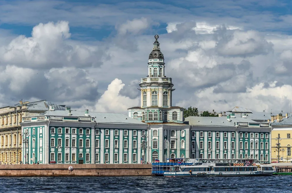 Здание Кунсткамеры на берегу Невы в Санкт-Петербурге