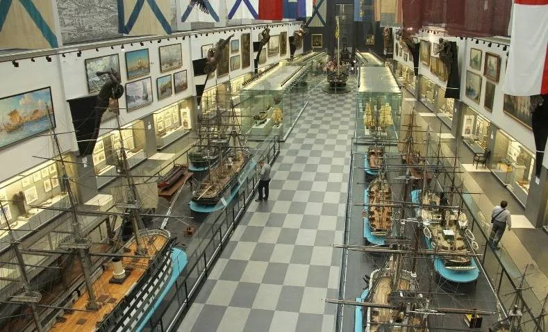 Модели кораблей в зале Центрального военно-морского музея в Санкт-Петербурге