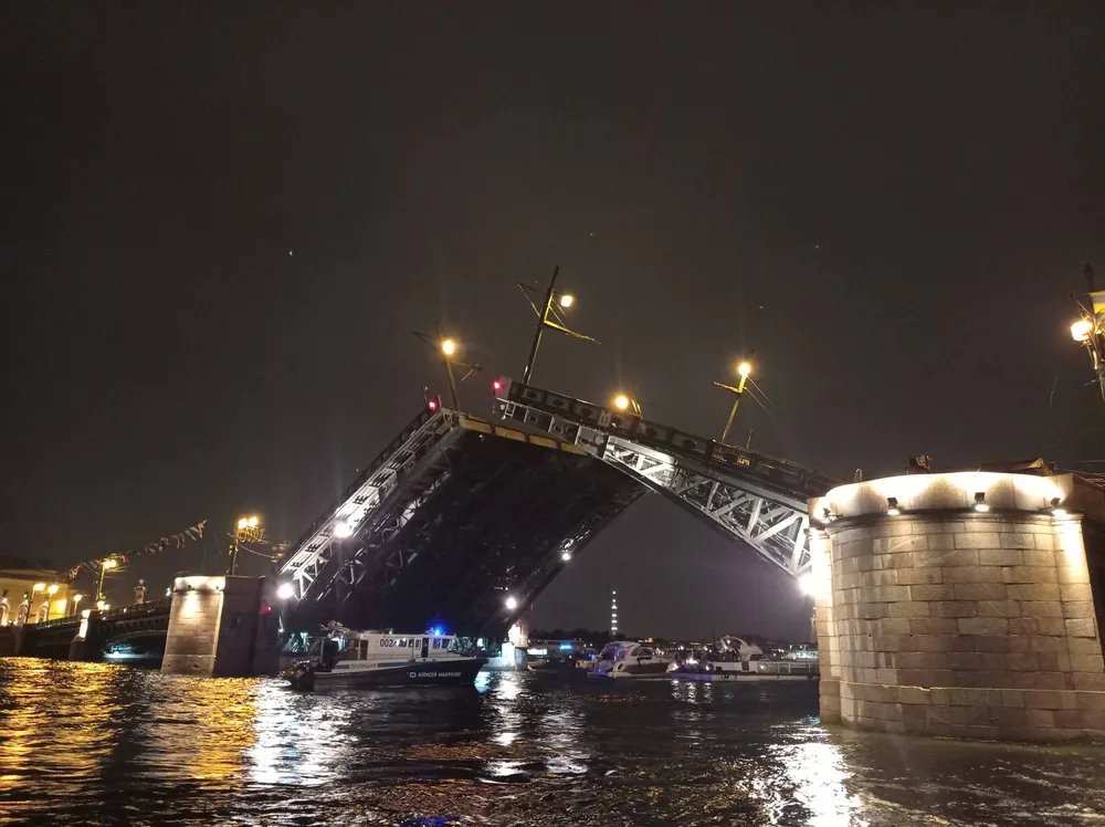 Разведенный Троицкий мост ночью в Санкт-Петербурге