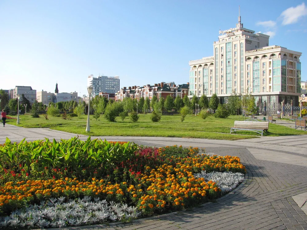 Цветочная клумба в парке Тысячелетия в Казани