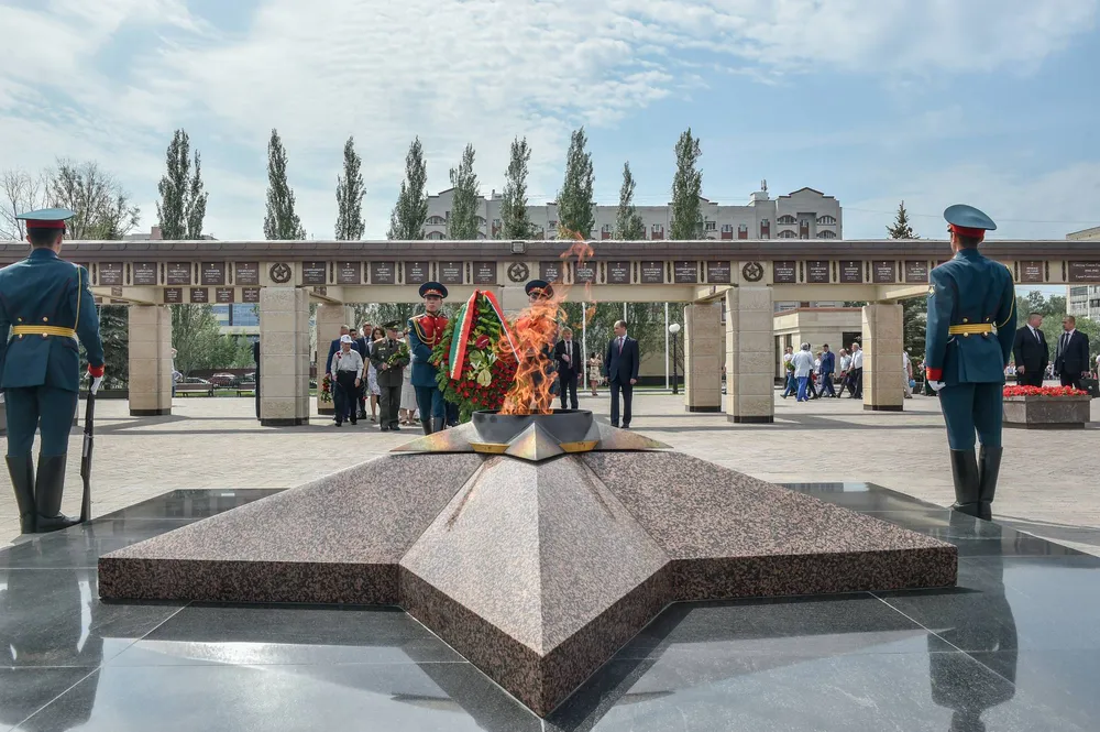 Вечный огонь и почетный караул в казанском Парке Победы