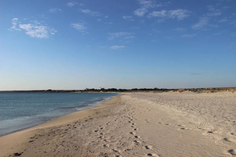Белый песок и бирюзовое море на пляже Майами в Оленевке, Крым