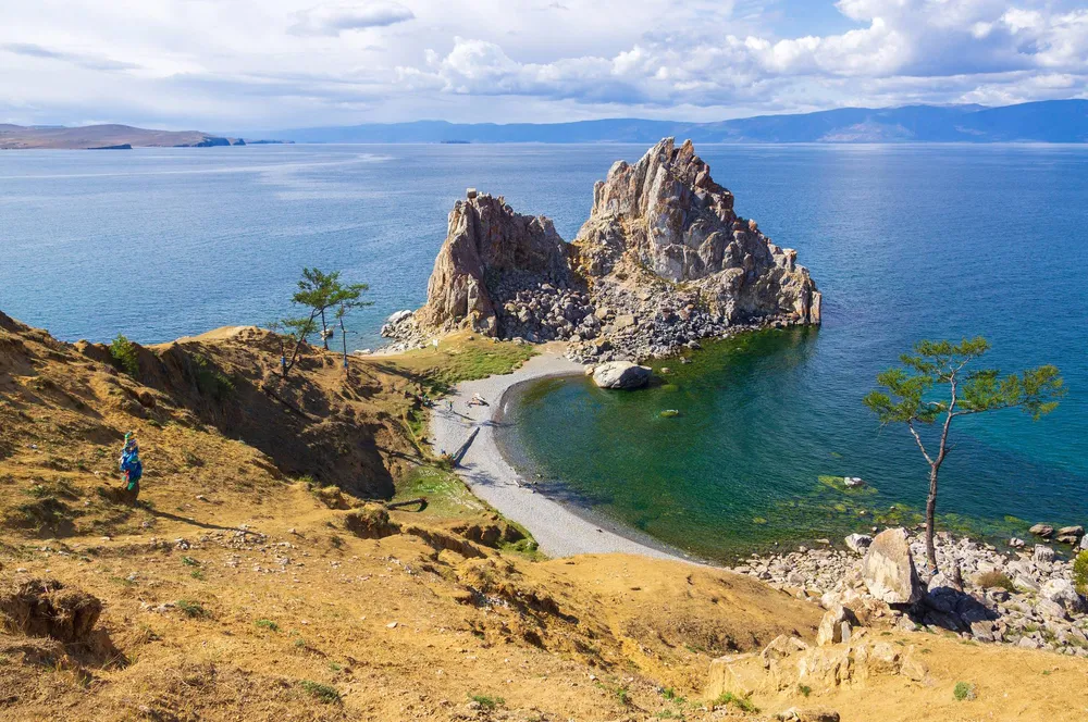 Священная скала Шаманка в лазурной бухте озера Байкал