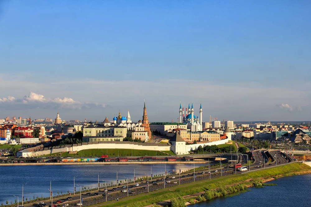 Белокаменный Казанский Кремль и мечеть Кул-Шариф у реки Казанки