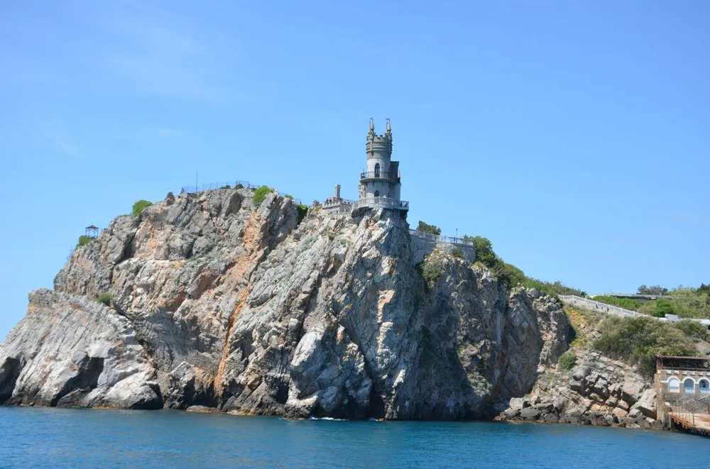Замок Ласточкино гнездо на отвесной скале над морем в Крыму