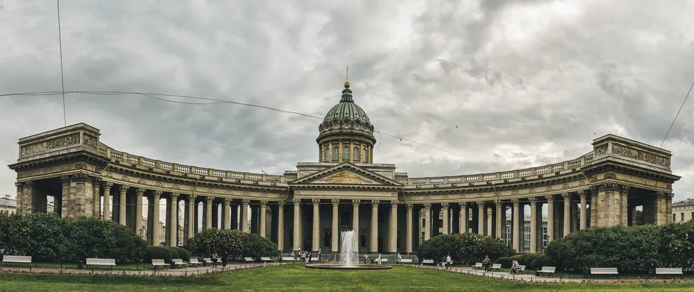 Казанский собор с фонтаном в Санкт-Петербурге