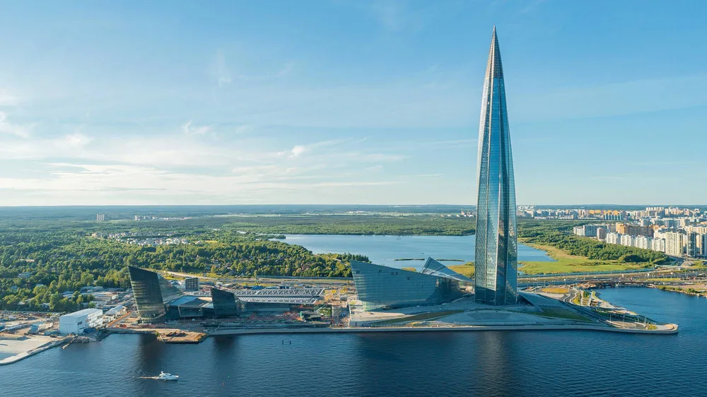Небоскреб Лахта Центр на берегу Финского залива в Петербурге