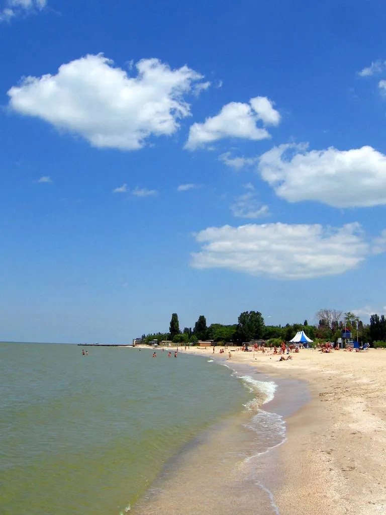 Золотистый песок и спокойное море на Центральном пляже Ейска